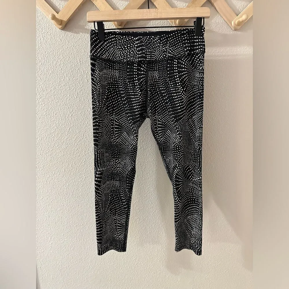 Beyond Yoga Lux Print Capri Legging in Swirling Dot Sz. M